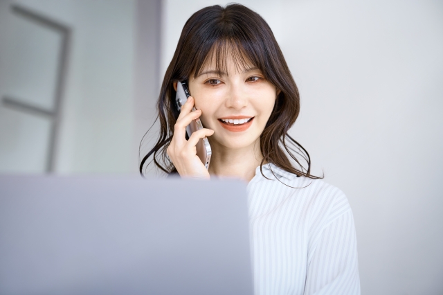 電話をかける女性